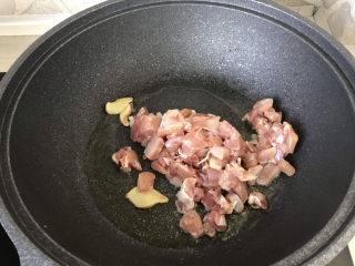 12、毛豆炒鸡丁,放入鸡丁翻炒；