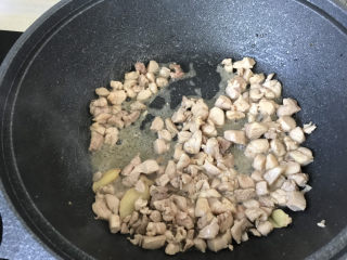 13、毛豆炒鸡丁,炒的过程会出水，继续耐心翻炒；