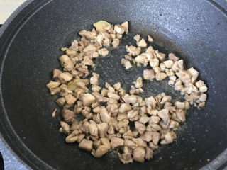 14、毛豆炒鸡丁,水炒干后的鸡丁；