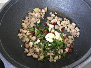 15、毛豆炒鸡丁,加入葱姜蒜青椒和干红椒炒匀；