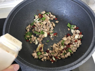 16、毛豆炒鸡丁,撒少许白胡椒粉；