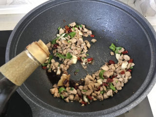 17、毛豆炒鸡丁,加两勺生抽；