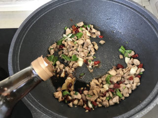 18、毛豆炒鸡丁,1勺老抽上色；