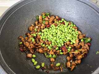 19、毛豆炒鸡丁,加入毛豆翻炒；