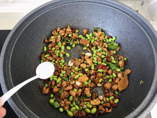 20、毛豆炒鸡丁,加适量的盐；