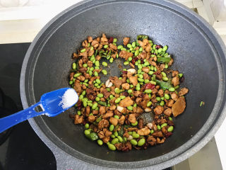 21、毛豆炒鸡丁,再加点白糖炒匀；