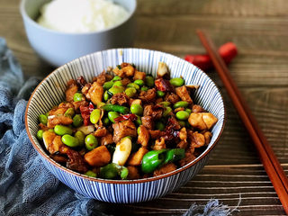 22、毛豆炒鸡丁,色香味俱全的毛豆炒鸡丁，绝对的米饭杀手菜。