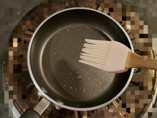 8、酸奶鸡蛋饼,取出不粘锅 刷一层食用油