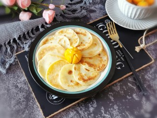 14、酸奶鸡蛋饼,家里正好有金桔  装饰一下  增加香气
