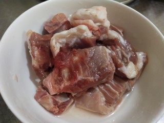 1、胡萝卜玉米排骨汤,半斤排骨用清水洗一下