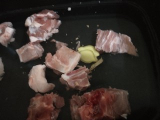 2、胡萝卜玉米排骨汤,冷水下锅加姜片焯水