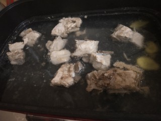 4、胡萝卜玉米排骨汤,煮开后把排骨捞出来