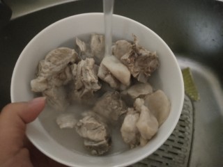 5、胡萝卜玉米排骨汤,用冷水清洗，洗掉浮末，后面煲出来的汤会很干净