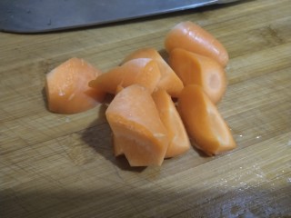 6、胡萝卜玉米排骨汤,胡萝卜切滚刀块