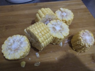 7、胡萝卜玉米排骨汤,水果玉米玉米切小段