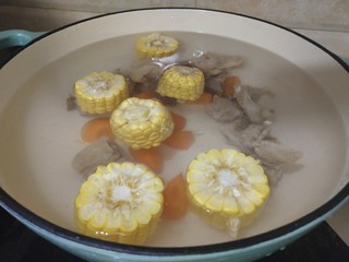 8、胡萝卜玉米排骨汤,排骨，胡萝卜，玉米一起冷水下锅