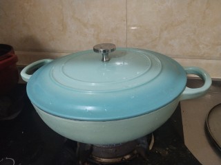 9、胡萝卜玉米排骨汤,我用的铸铁锅，小火焖40分钟，铸铁锅中间不要开盖子不然后面容易跑气