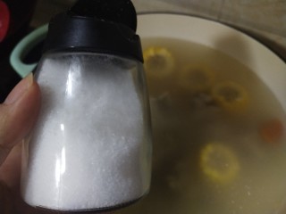 11、胡萝卜玉米排骨汤,撒一点盐调味，汤味鲜甜好喝