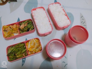 12、胡萝卜玉米排骨汤,双人份便当完成~