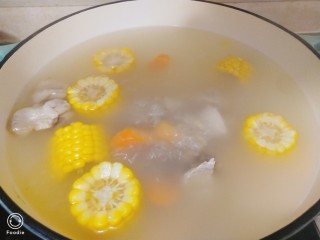 10、胡萝卜玉米排骨汤,熬好啦，看着很棒有木有