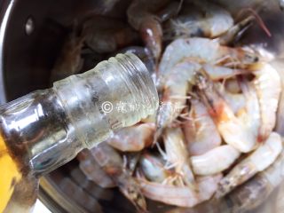 3、酸酸甜甜滴茄汁大虾,放料酒。