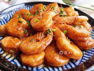 13、酸酸甜甜滴茄汁大虾,收汁后，出锅装盘。