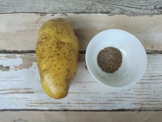 1、椒盐烤薯片,准备好材料。