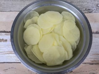 3、椒盐烤薯片,用清水冲洗四五遍，洗去淀粉质，最后放进清水中浸泡。