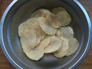 7、椒盐烤薯片,搅拌均匀。