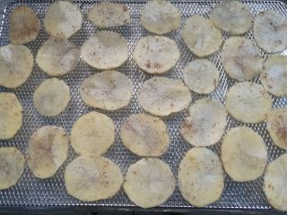 8、椒盐烤薯片,一片一片平铺在烤网上。九阳粉嫩烤箱的烤网非常适合烤薯片和各类果干。