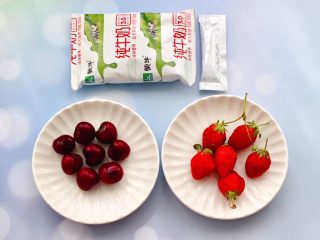 1、车厘子草莓冰奶昔,首先备齐所有的食材。