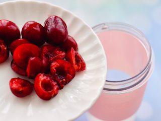 7、车厘子草莓冰奶昔,再放入去核的车厘子。