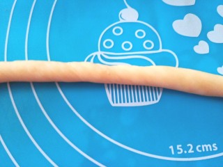 14、蜂蜜大麻花,醒好取面挤子搓成长条，两头朝反方向搓上劲