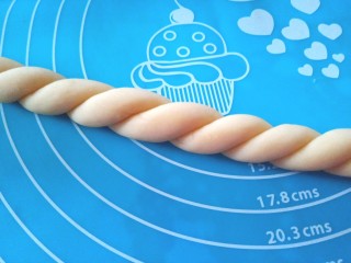 15、蜂蜜大麻花,提起自动卷成小麻花，继续将两头往反方向搓