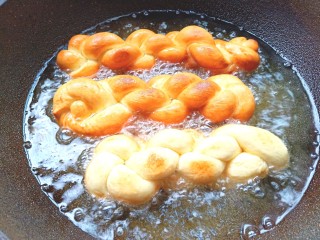 20、蜂蜜大麻花,炸至金黄色捞出控油