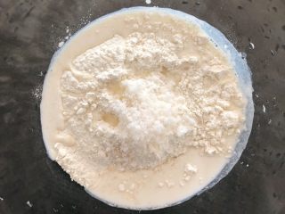 1、营养早餐-双色紫薯馒头,用牛奶和水,加入适量的酵母和白糖