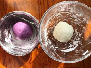 4、营养早餐-双色紫薯馒头,盖保鲜膜放到有温度的地方发酵,也可以用烤箱或者蒸锅放温水发酵