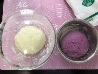 5、营养早餐-双色紫薯馒头,发酵后,这次可能牛奶放太多没有上次发酵的好