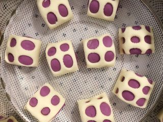 13、营养早餐-双色紫薯馒头,放入蒸锅,冷水蒸,这样水温上升的时候馒头也可以二次发酵