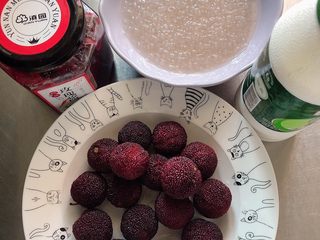1、杨梅奶昔西米露,准备好食材。杨梅、酸奶，玫瑰花酱、煮好的西米。