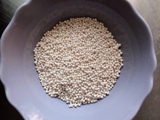 2、杨梅奶昔西米露,首先先要煮西米。准备好西米。