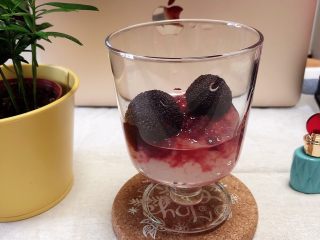 8、杨梅奶昔西米露,放入两个杨梅。