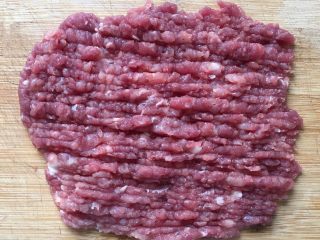 2、香煎藕饼,将肉洗净剁成末。