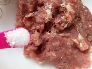 3、香煎藕饼,将肉末放入大碗中，加入一小勺白糖