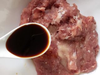 6、香煎藕饼,加入一大勺生抽