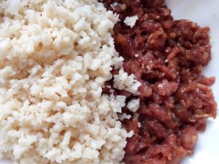 9、香煎藕饼,将藕丁倒入肉末碗中