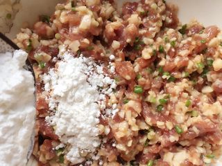 12、香煎藕饼,加入适量淀粉