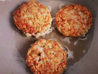 16、香煎藕饼,待锅铲能推动藕饼，颜色呈黄褐色时，再翻面，小火煎至两面呈黄褐色即可。