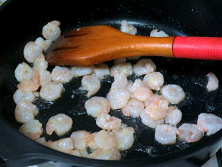 7、宴客快手菜【虾仁滑蛋】,虾仁两面煎成红色后，装出