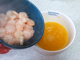 8、宴客快手菜【虾仁滑蛋】,虾仁沥油倒入蛋中